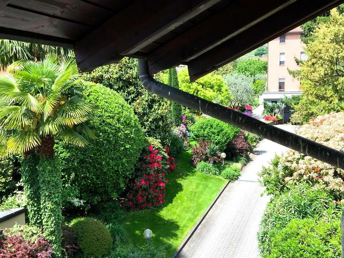 Iris 2 Lago Di Como Dongo 0*,