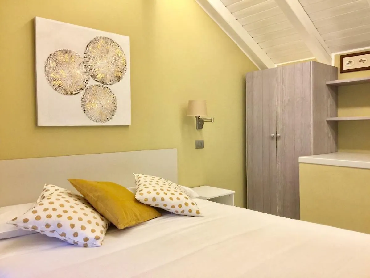 Iris 2 Lago Di Como Dongo 0*,
